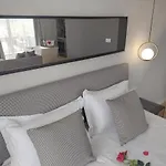 студио с вана и гледка в 