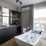 студио с вана и гледка в 