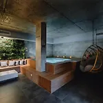 студио с вана и гледка в 