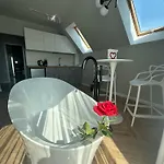 студио с вана и гледка в 