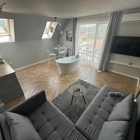 студио с вана и гледка в 