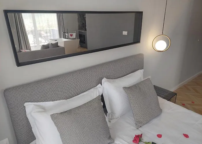 студио с вана и гледка в 