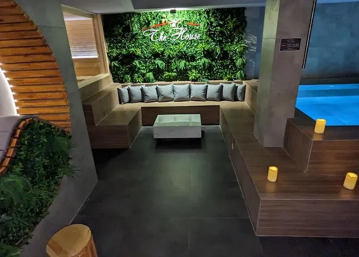 студио с вана и гледка в 